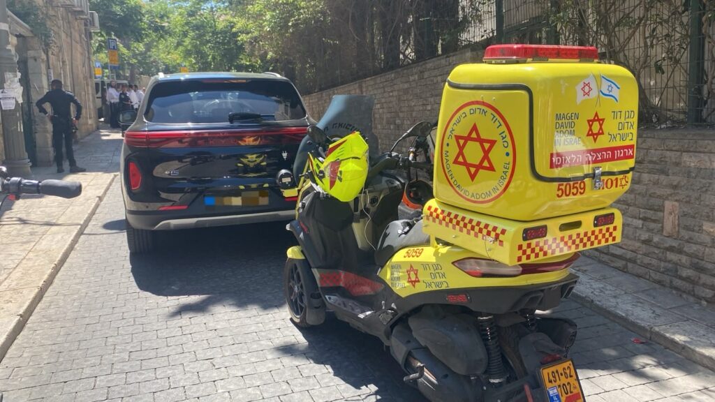 כוחות הצלה וניידת טיפול נמרץ ברחוב הרב שמואל סלנט בירושלים