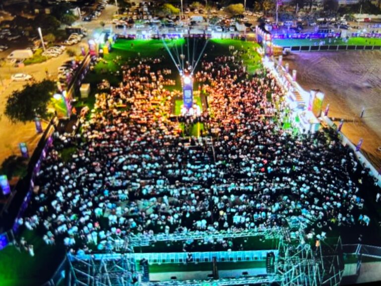 צילום רחב של מתחם CITY LIVE בחולון במהלך אחד מערבי הפתיחה, עם הקהל ומסכי הענק,