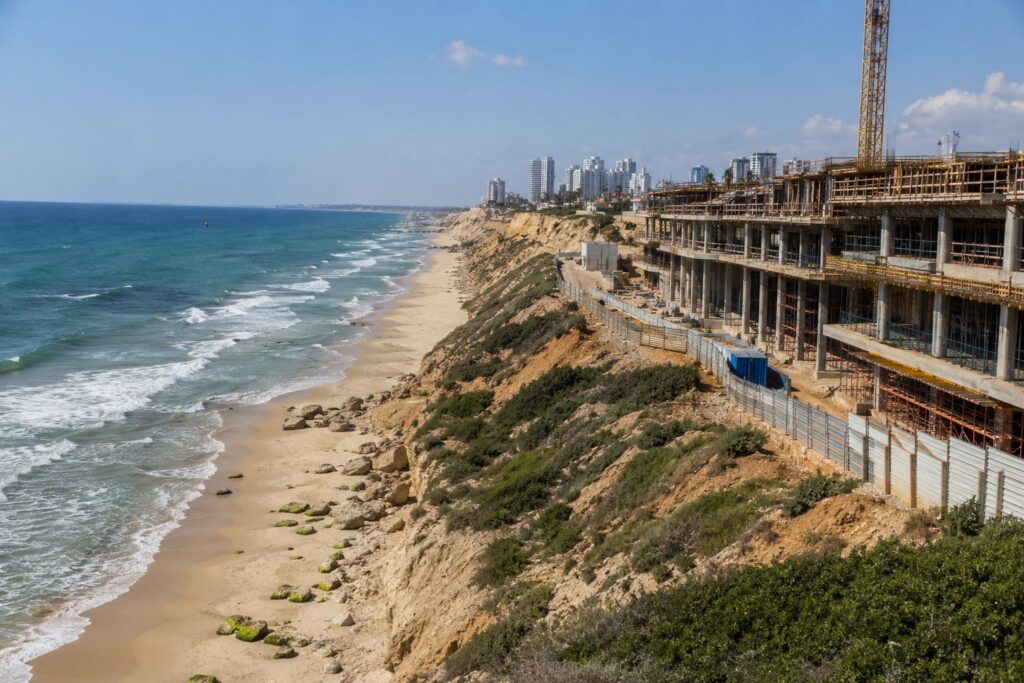 צילום רחב של מתחם הבנייה בחוף בלו ביי בנתניה, המצוק ורצועת החוף הסמוכה