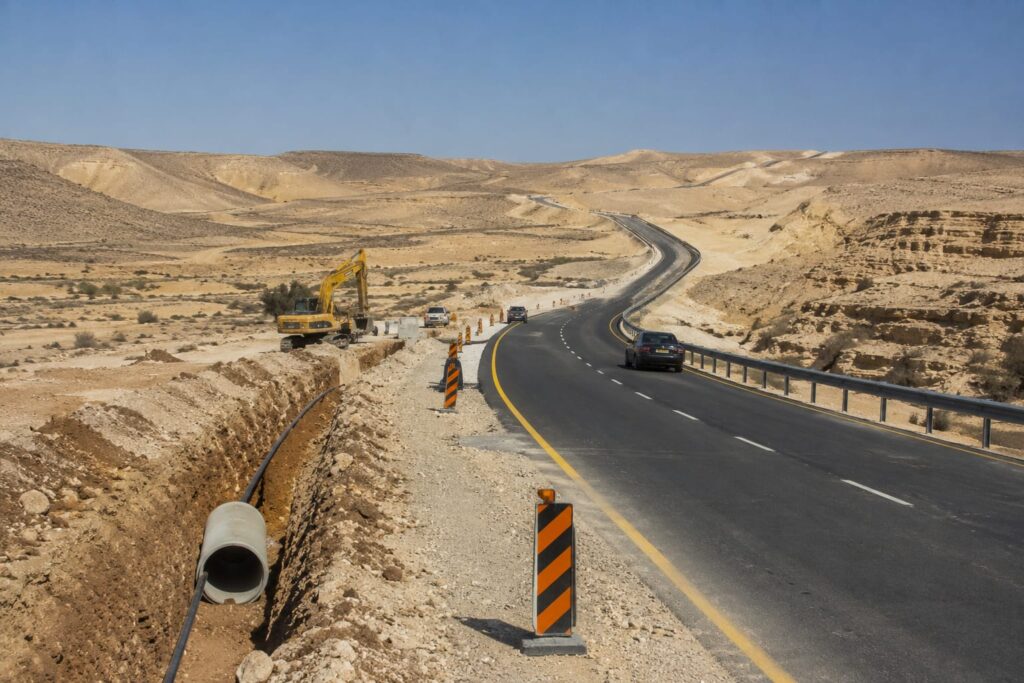 צילום כביש מדברי באזור ערד לצד עבודות תשתית או הדמיה של דרכי הגישה המתוכננות ליישובי מבואות ערד