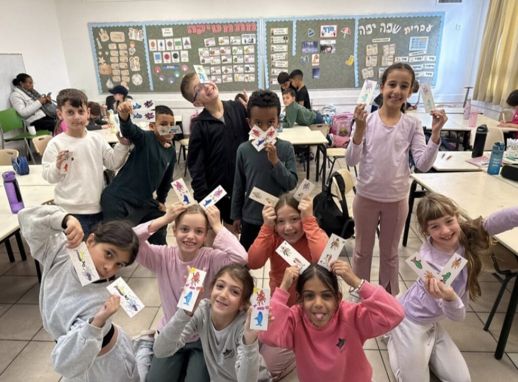 ילדים בפעילות יצירה או משחק במסגרת צהרון בבית ספר