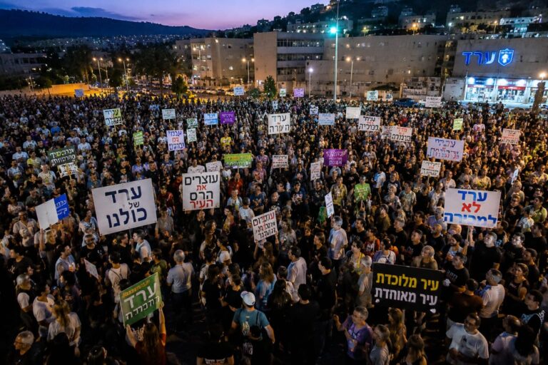 מאות תושבים משתתפים בהפגנה בערד על רקע המחלוקת סביב אופייה של העיר