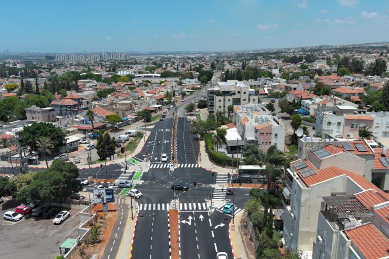 צילום רחב של רחוב יהודה הלוי והצומת החדש בראש העין, עם הכביש, תחנות האוטובוס ושביל האופניים