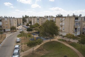 זור מגורים ותיק באופקים הכולל בניינים ישנים והמרחב הציבורי סביבם