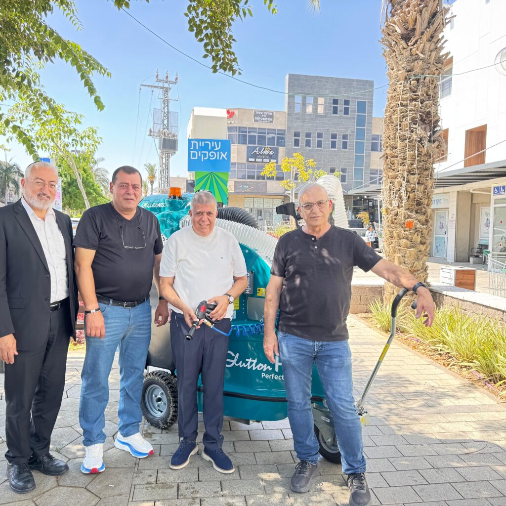 מכונת השאיבה החשמלית החדשה פועלת במרחב ציבורי באופקים, לצד עובדי העירייה