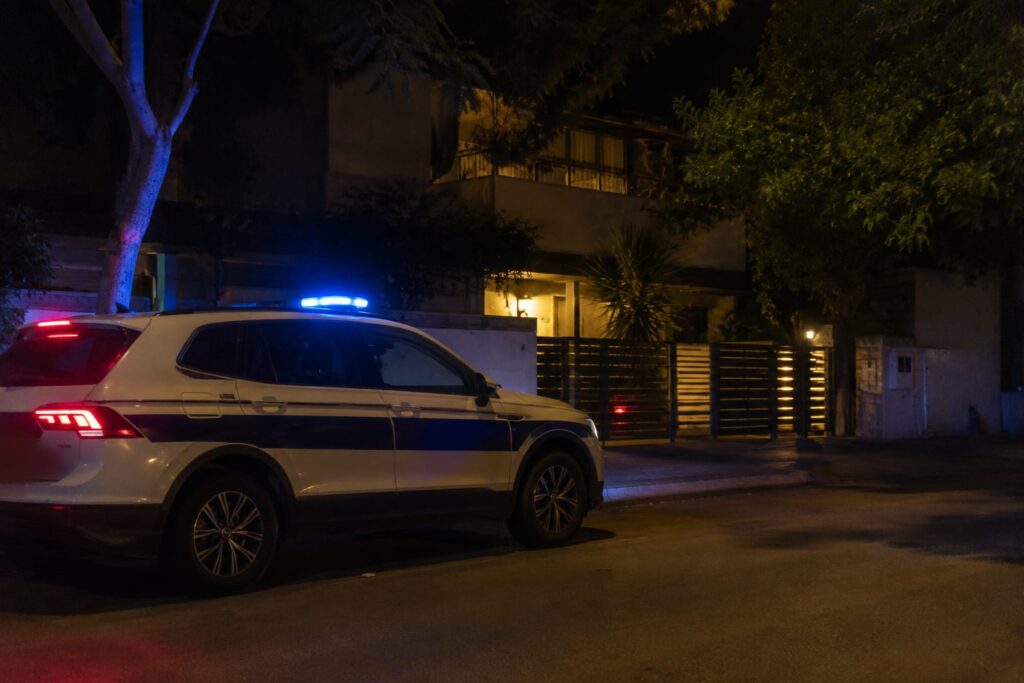 ניידת משטרה ליד בית מגורים בשעת לילה
