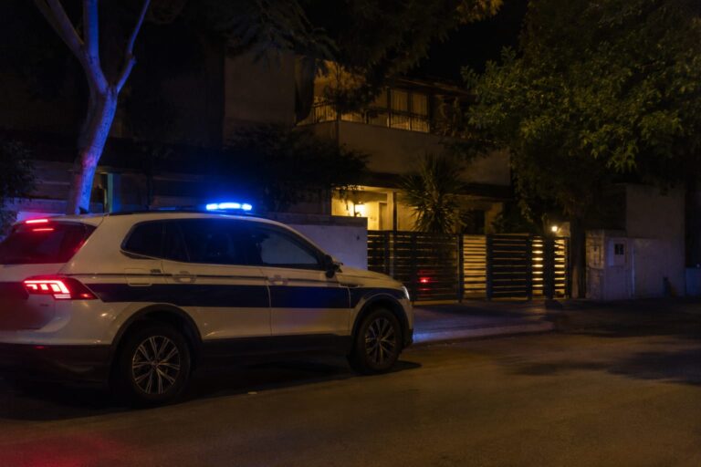ניידת משטרה ליד בית מגורים בשעת לילה