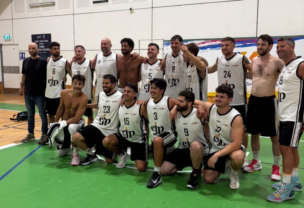 שחקני קהילת שבט הנובה מניפים את צלחת האליפות על הפרקט במרכז ספיבק ברמת גן