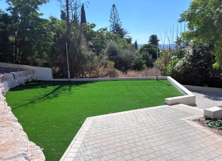צילום רחב ועדכני של הגינה המחודשת ברחוב הגפן–בן צבי, עם השבילים, הגדרות והמרחב הציבורי לאחר השיפוץ