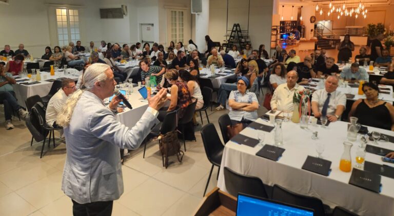 צילום רחב של משתתפי הכנס באולם בנתניה, עם המרצים והקהל