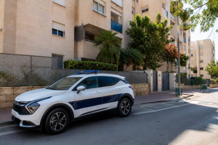 צילום אילוסטרציה של ניידת משטרה סמוך לבניין מגורים בקריית גת