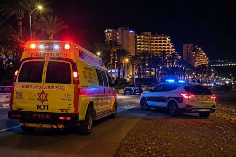 אילוסטרציה של אמבולנס מד"א וניידת משטרה בזירת לילה ליד מלונות ים המלח