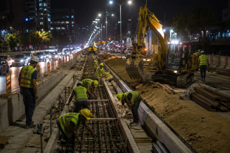 עבודות לילה להקמת המטרונית של הקו הכחול באחד מצירי התנועה המרכזיים ברחובות
