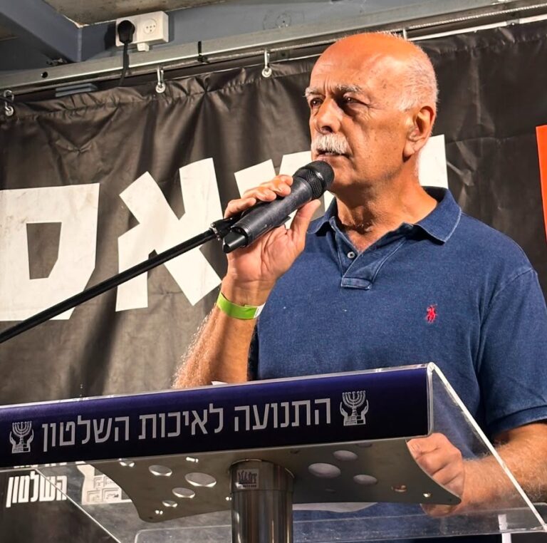 תא"ל (מיל') אמל אסעד נושא דברים על במת ההפגנה בכיכר הבימה