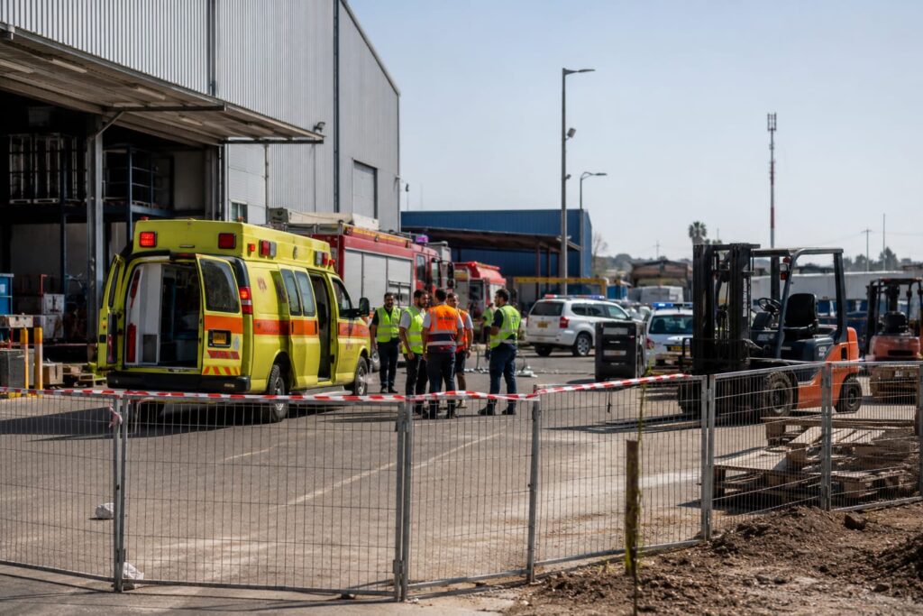 ירת תאונת עבודה באזור תעשייה סמוך לצומת מלאכי, עם אמבולנס, כוחות הצלה ואזור מגודר