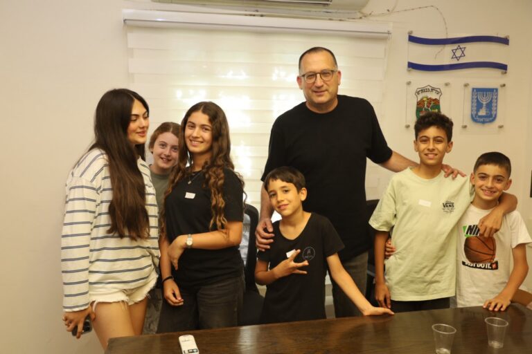 מהמפגש שבו ראש העיר רן קוניק יושב בגובה העיניים עם ילדי משפחות המילואים