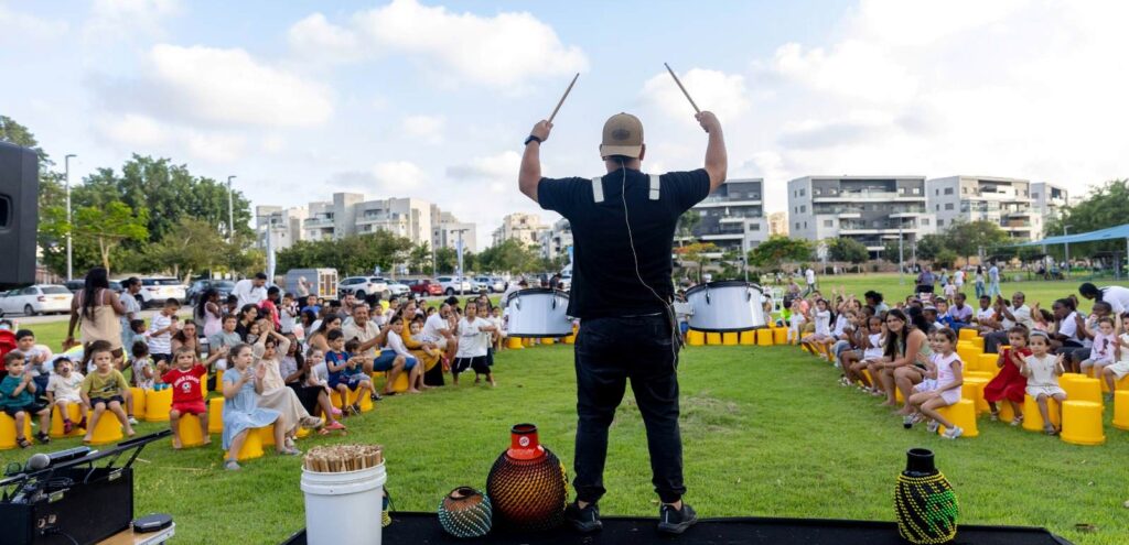 משפחות וילדים משתתפים באירוע פתיחת הקיץ בפארק אגמים באשקלון