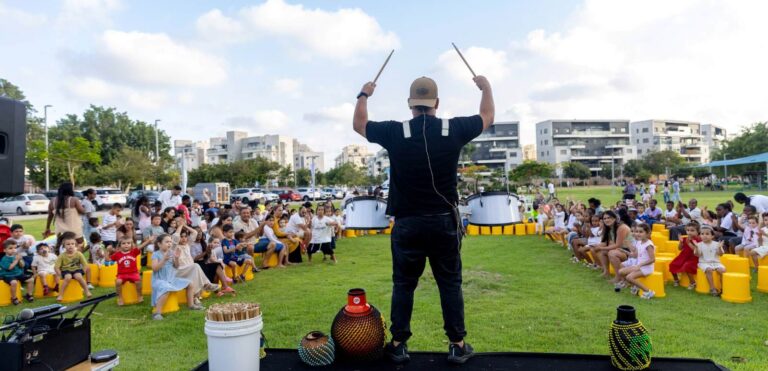 משפחות וילדים משתתפים באירוע פתיחת הקיץ בפארק אגמים באשקלון
