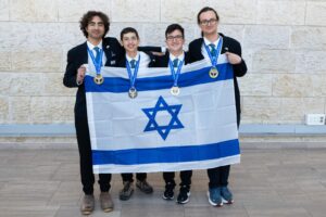 נבחרת ישראל בכימיה, מימין לשמאל: איתמר, דניאל, יהונדב ויוגב