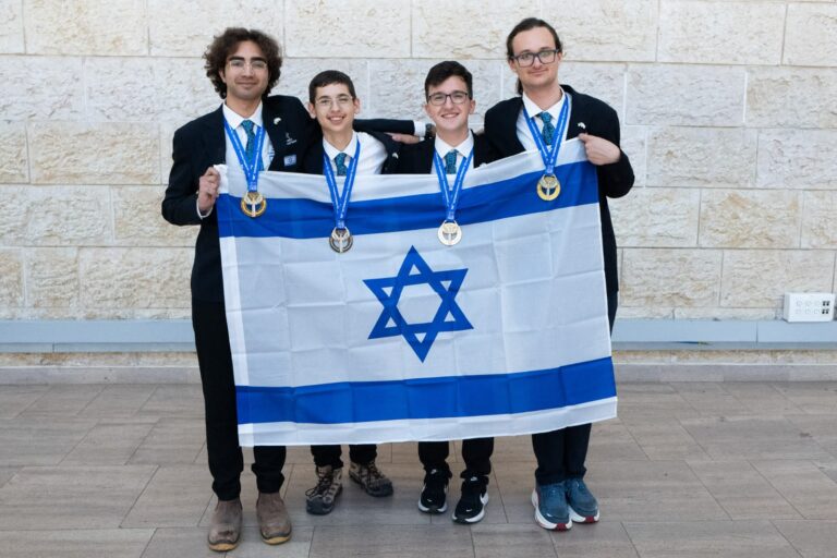 נבחרת ישראל בכימיה, מימין לשמאל: איתמר, דניאל, יהונדב ויוגב