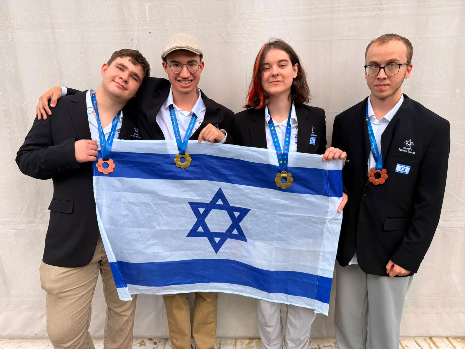 נבחרת ישראל בביולוגיה, מימין לשמאל: ירדן, אולה, יהודה, סער