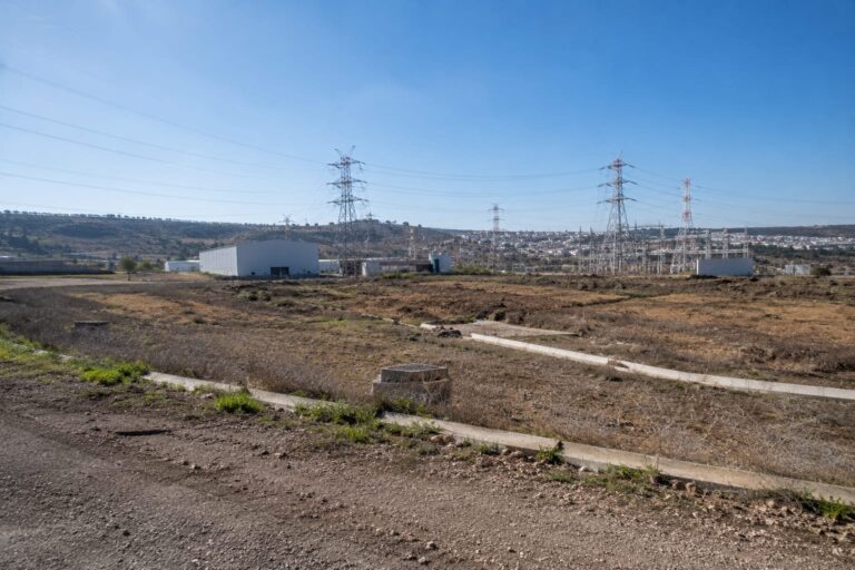 קרקע לפיתוח באזור שוהם, עם תשתיות חשמל וקווי מתח ברקע