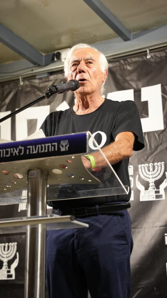 תא"ל (מיל') דוד אגמון נושא דברים בהפגנת התנועה לאיכות השלטון בכיכר הבימה בתל אביב.