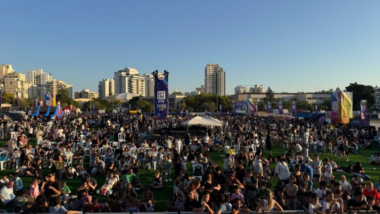 צילום רחב של מתחם CITY LIVE בחולון כשהוא מלא באלפי מבקרים, עמדות גיימינג, מסכי ענק, מתחמי VR ומשפחות בפעילות