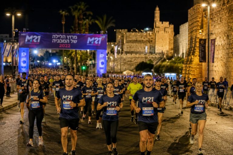 רצים משתתפים במרוץ הלילה של המכביה ברחובות ירושלים