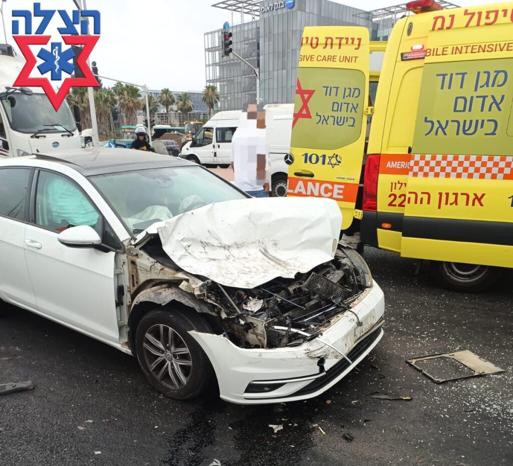 זירת תאונת הדרכים במחלף לוד, לאחר שרכב אחד הידרדר לתעלה