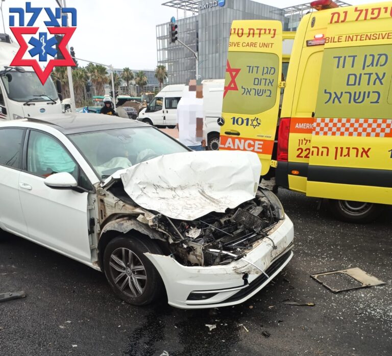 זירת תאונת הדרכים במחלף לוד, לאחר שרכב אחד הידרדר לתעלה