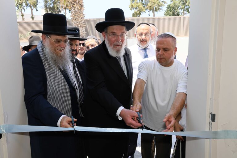טקס חנוכת מקווה חדש באשקלון, עם גזירת סרט בכניסה למבנה מודרני, לצד ראש עיריית אשקלון, הרב הראשי לישראל ורבני העיר