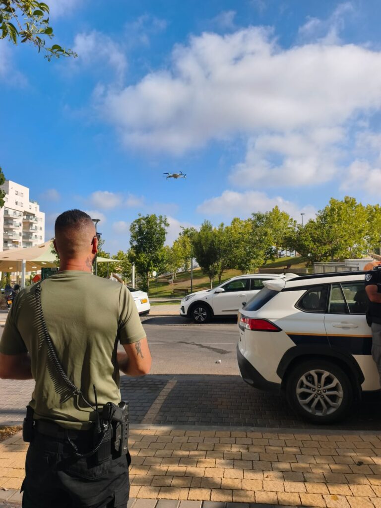 פקחי עיריית ראש העין בפעילות אכיפה בפארק בשכונת הנביאים, כשברקע רחפן מרחף מעל האזור