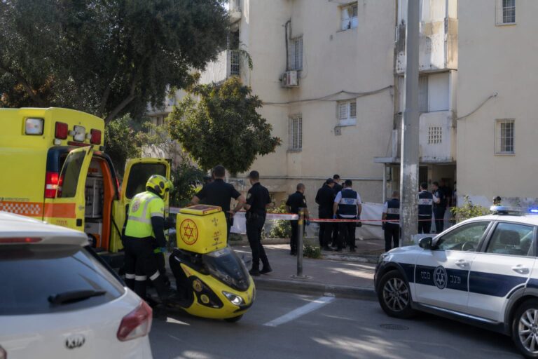 וחות מד"א, משטרה וזק"א מחוץ לבניין מגורים ברחוב הציונות באשדוד, כשהאזור חסום בסרטי משטרה וניידות חירום במקום