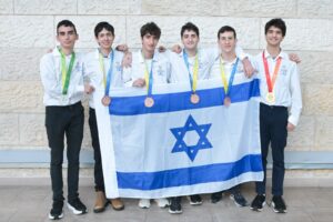 נבחרת ישראל במתמטיקה. מימין לשמאל: יותם בודניק, דניאל פרי נס, אלעד אבן שני, יובל יאול, מיכאל כהן, שחר בלומנצויג