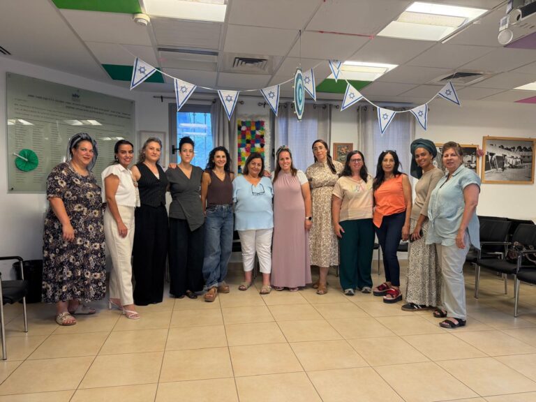 קבוצת בעלות עסקים מקבלות תעודות בסדנת הכשרה קהילתית, באווירה מקצועית ומכבדת