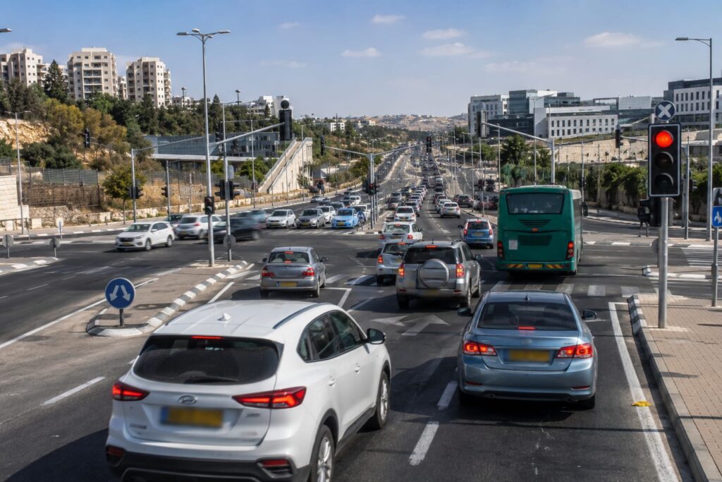 צומת דרך חזמה – האלוף עוזי נרקיס – שדרות סיירת דוכיפת בירושלים בשעות העומס, עם כלי רכב, רמזורים ותנועה עירונית