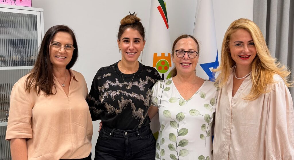 : דאלי פרידמן־פרץ לצד הנהלת עיריית קריית אונו