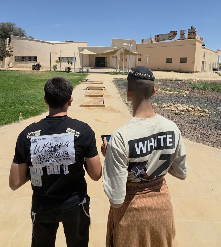 בני נוער במסגרת פעילות טכנולוגית עם רחפנים בשטח פתוח