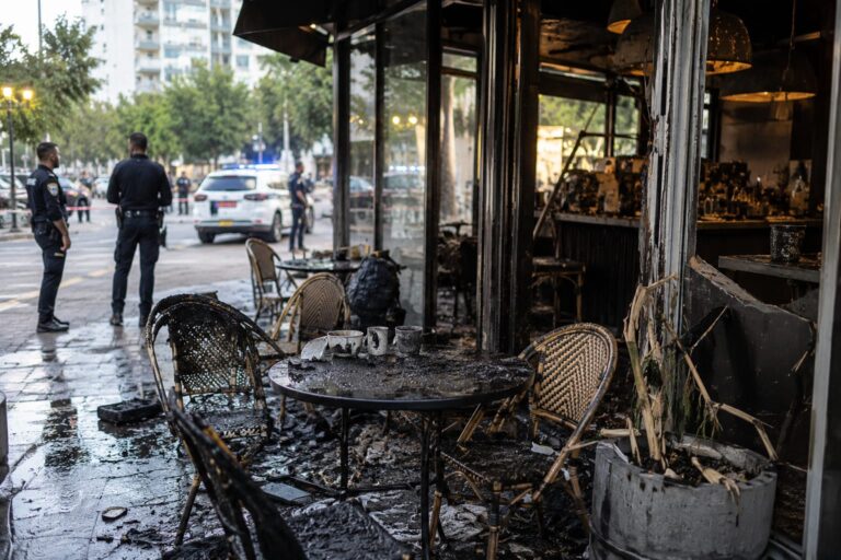 בית קפה ברמת גן לאחר אירוע הצתה, כשכוחות כיבוי ומשטרה פועלים במקום