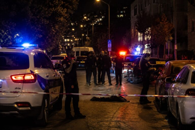ניידות משטרה בזירת חקירה לילית בירושלים, סרטי משטרה וכוחות משטרה פועלים במקום