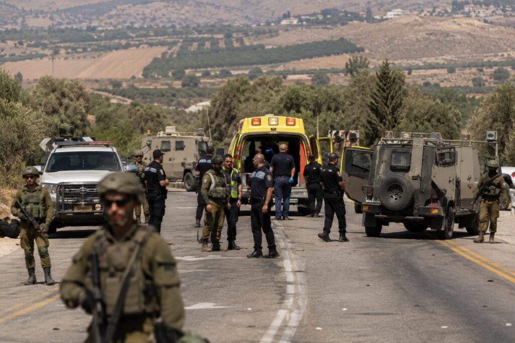 כוחות צה"ל, משטרה ואמבולנס בזירת אירוע ביטחוני סמוך לחוות גלעד, כלי רכב צבאיים ולוחמים מאבטחים את האזור