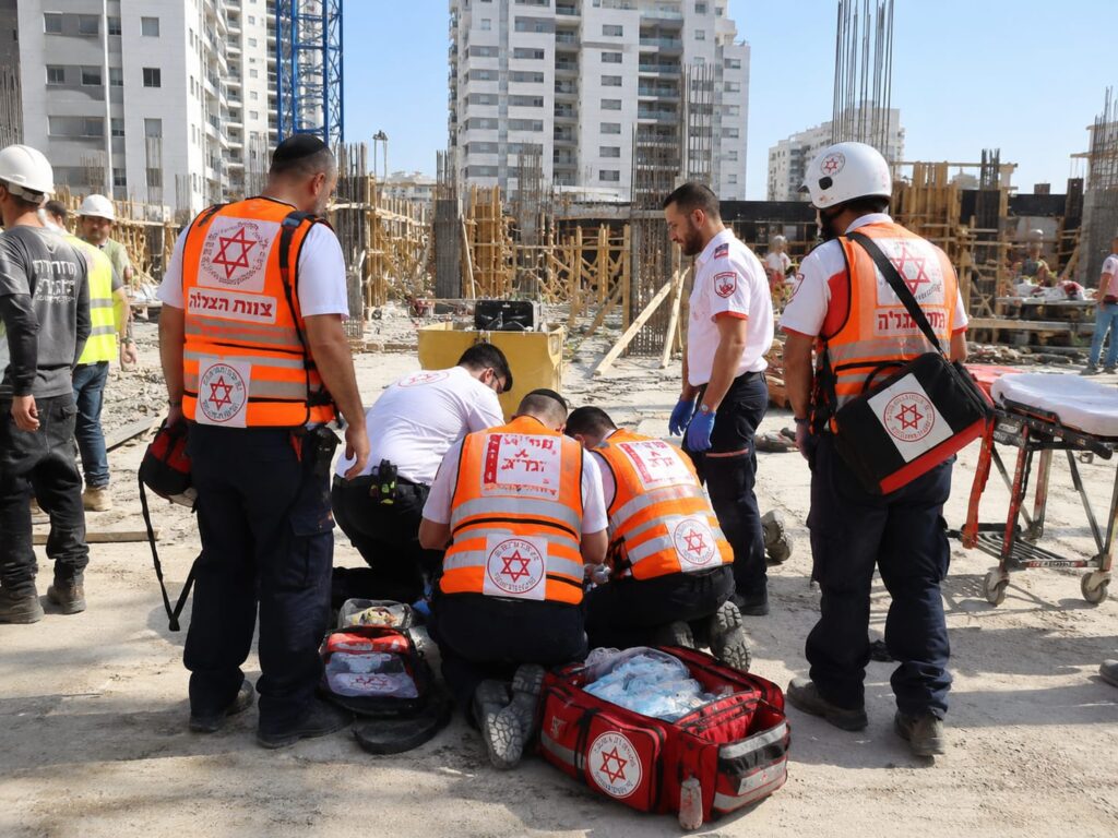 צוותי מד"א בזירת תאונת עבודה באתר בנייה בהרצליה