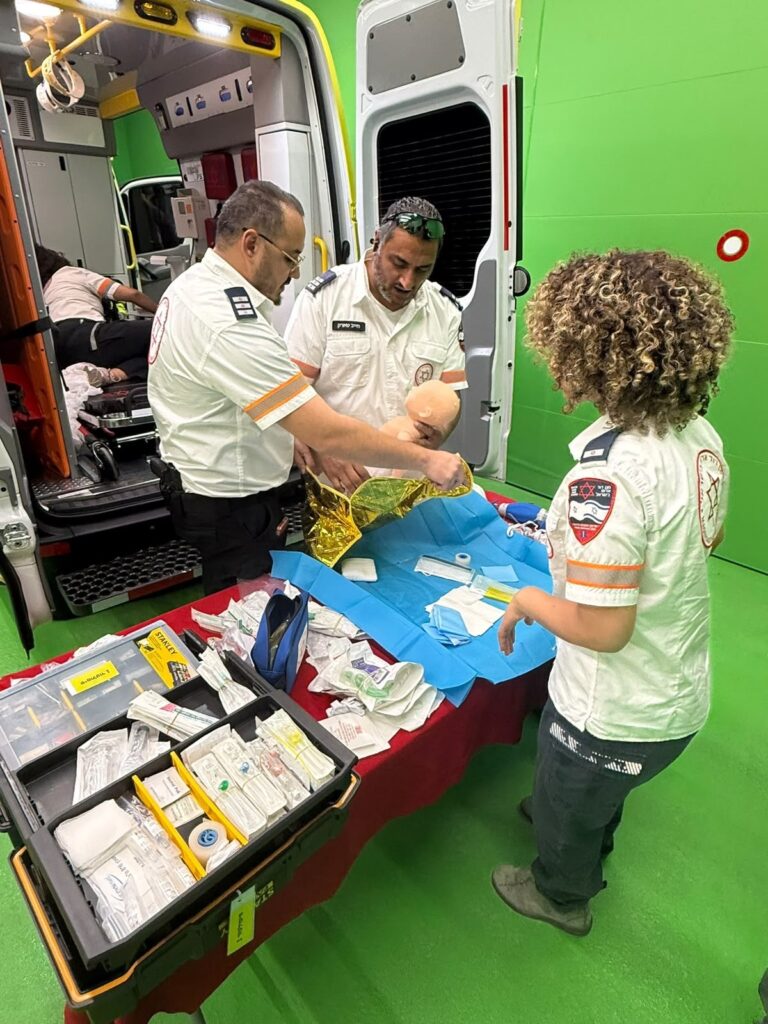פראמדיקים משתתפים בהכשרה מתקדמת להחייאת יילודים ופגים במסגרת שיתוף פעולה בין מד"א למרכז הרפואי שמיר.