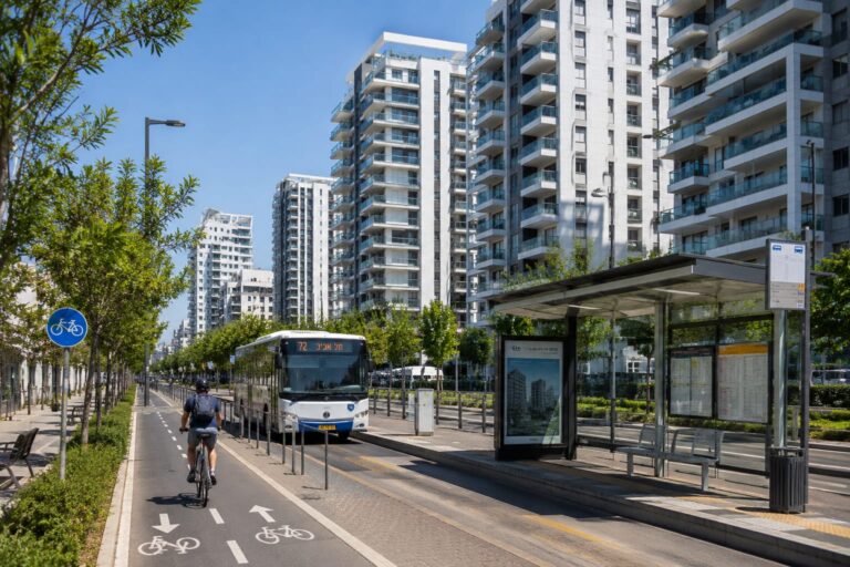 בנייני מגורים חדשים ברמת גן לצד תחנת תחבורה ציבורית ושביל אופניים עירוני
