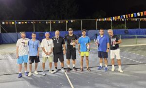 שחקני טניס מתמודדים על מגרש הטניס בגן יבנה במהלך טורניר הזוגות המסורתי
