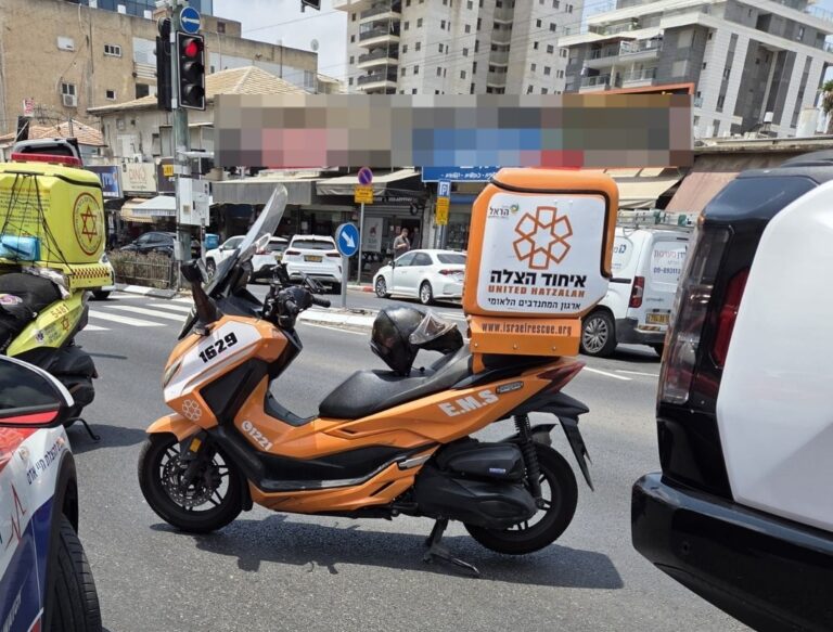 כוחות ההצלה והמשטרה בזירת תאונת הדרכים שבה נהרג הולך רגל בהוד השרון