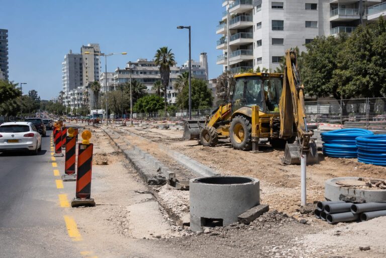הרצליה לצד רחוב עירוני ועבודות תשתית תחבורה.