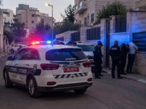 ניידת משטרה במהלך פעילות אכיפה נגד החזקת נשק בלתי חוקי