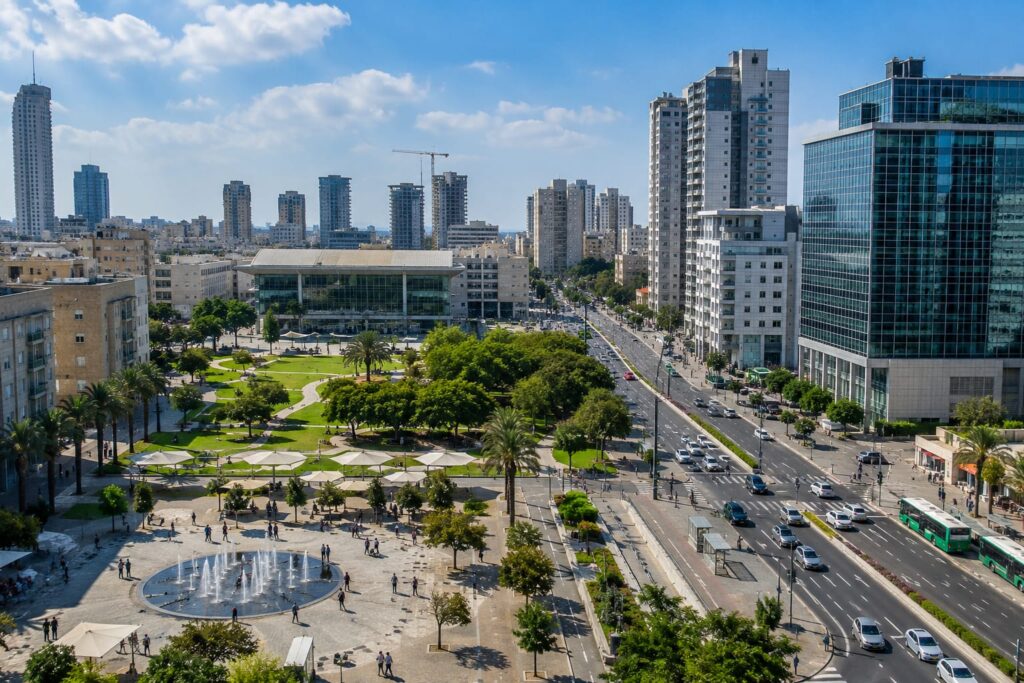 מבט על מרכז פתח תקווה לצד פעילות עירונית ושירותים לתושבי העיר